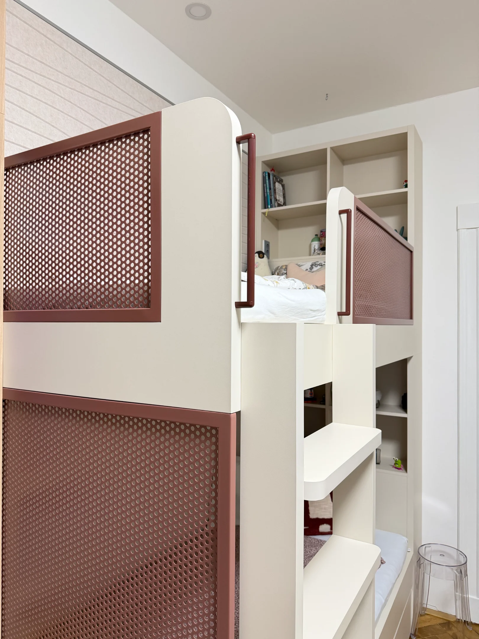 Patrová postel s úložným prostorem a policemi.